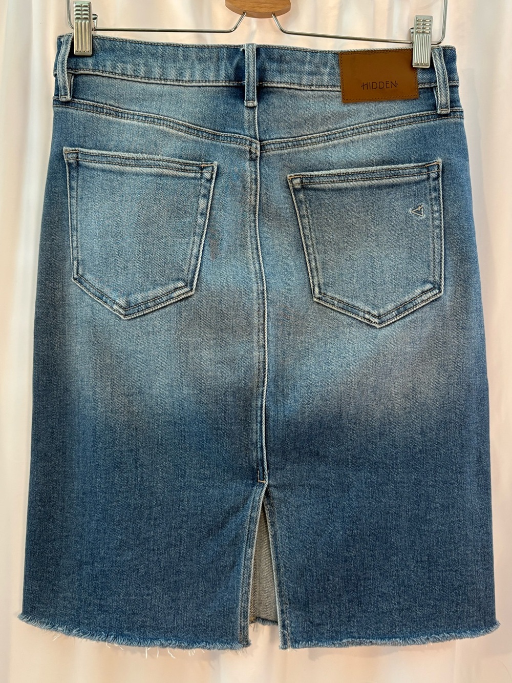 HIDDEN Jeans Peyton Stretch Denim Midi Skirt Medium Wash Raw Hem Size Medium - Picture 2 of 9